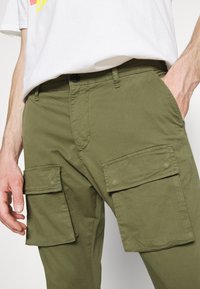 Pegador Kapsáče - olive