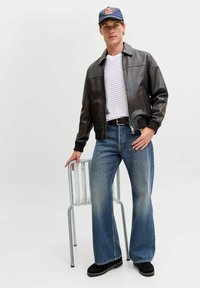 Jack & Jones JJITOBY JJORIGINAL AKM 918 - Zvonové džínsy - blue denim