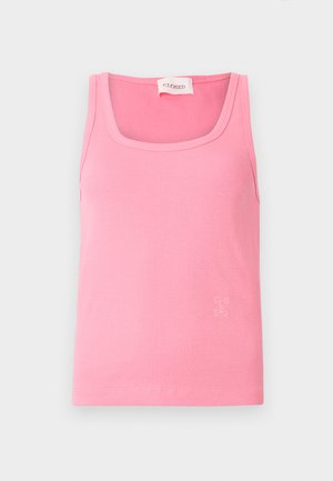 Pinkes, geripptes Tanktop mit Rundhalsausschnitt, schmalen Trägern und kleinem Logo in einem helleren Farbton an der unteren Seite.
