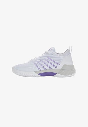 Chaussure de sport blanche avec une tige texturée, des accents lavande et une semelle intermédiaire grise. Elle présente un bout arrondi et un design à lacets.