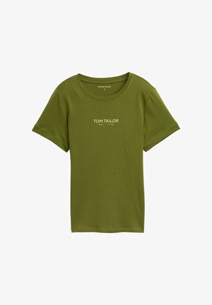 Camiseta de algodón de manga corta color verde oliva, con un cuello redondo y "TOM TAILOR" impreso en blanco en la parte frontal.