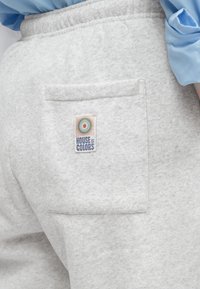 Γκρι φόρμα με υφή, που διαθέτει πίσω τσέπη και πολύχρωμο λογότυπο "House of Colors". Περιλαμβάνει ελαστική μέση.