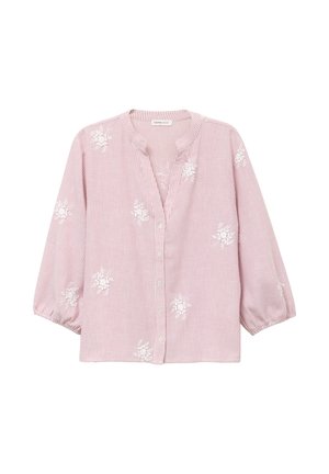 Różowa i biała bluzka w paski z długim rękawem, ozdobiona białą kwiatową haftem, zapięciem na guziki z przodu oraz marszczonymi mankietami.