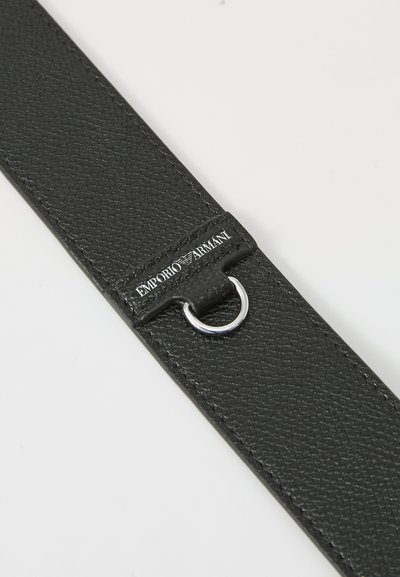 Musta nahast rihm tekstureeritud viimistlusega, millel on hõbedane ümmargune rõngas ja kokku tõmmatud Emporio Armani logo silt.