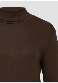 Braunes, langärmliges Rollkragen-Shirt aus glattem Stoff, gezeigt vom oberen Brustbereich bis knapp über die Schultern.