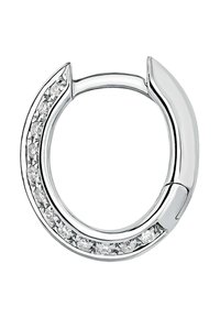 Pendiente de aro plateado con una fila de pequeñas gemas transparentes incrustadas a lo largo del borde exterior, que cuenta con un cierre con bisagra.