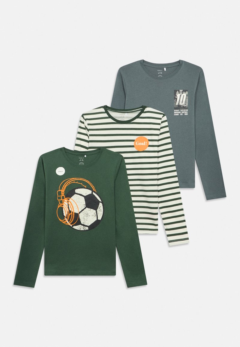 Três camisolas de manga longa para meninos: verde escuro com bola de futebol e auscultadores, branca com riscas verdes e a impressão "Gole!", e cinza sólido com texto desportivo.