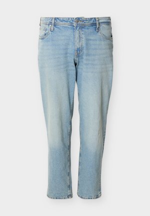 Lyseblå denimjeans med klassisk fem-lomme-design, knaplukning og lige ben pasform på hvid baggrund.