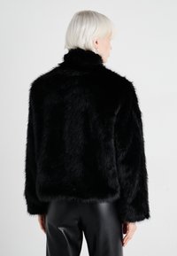 Vero Moda VMMONROE SHORT JACKET - Zimska jakna - black
