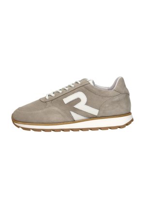 Beige suède sneaker met witte veters, dikke witte zool, bruine zoolprofiel en groot wit "R"-logo aan de zijkant, weergegeven vanaf de buitenzijde.