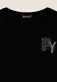 Camiseta negra de manga corta con cuello redondo y un diseño de rhinestones brillantes con las letras "FY" en el lado izquierdo.
