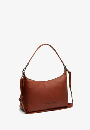 Sac à épaule en cuir marron avec un design incurvé, fermeture zippée sur le dessus, bandeau ajustable et lettrage de marque subtil à l'avant.