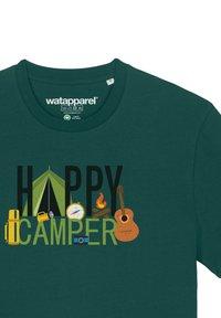 Dunkelgrünes Baumwoll-T-Shirt mit dem Aufdruck "HAPPY CAMPER" in fetten Buchstaben, umgeben von Grafiken eines Zeltes, einer Gitarre, eines Kompasses und Campingausrüstung.