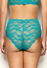 Tyrkysové krajkové kalhotky s vysokým pasem, květinovým vzorem, průsvitnou texturou a vlnitými okraji. Zadní pohled zdůrazňuje složité detaily a design.