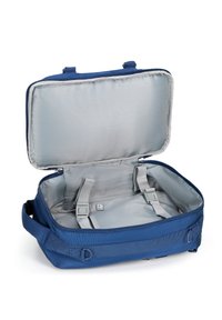 Námorně modrá cestovní taška se šedým podšívkou, zipovým uzávěrem a nastavitelnými vnitřními popruhy pro zajištění obsahu. Hladká textilie.