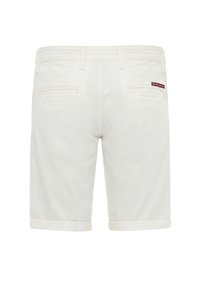 Shorts en denim blanc avec un ourlet roulé, comportant deux poches arrière et une petite étiquette de marque sur le côté droit.
