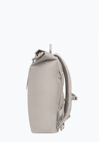 Zaino grigio con chiusura a rotolo, finitura liscia opaca, spallacci imbottiti e inserti in rete. Dotato di una cerniera laterale per l'accesso.