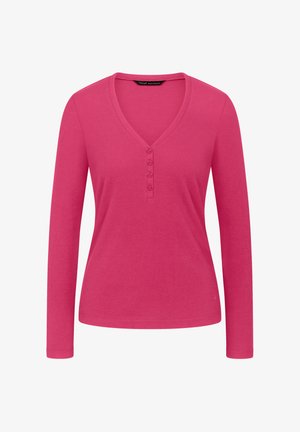 Długo rękawowa bluzka w kolorze jasnoróżowym z dekoltem w serek, wykonana z prążkowanej tkaniny, z pięcioma guzikami przy dekolcie. Gładka faktura i dopasowany krój.