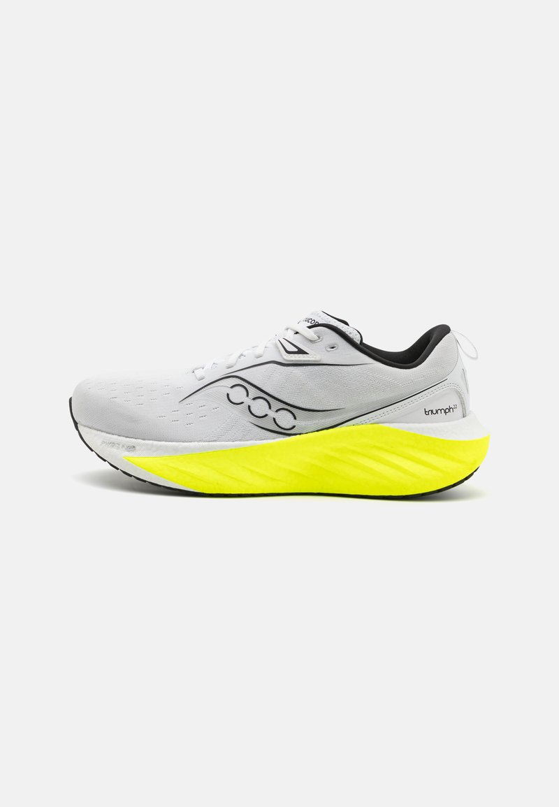 Laufschuh mit einem weißen Obermaterial, schwarzen Akzenten und einer gelb-weißen Rillen-Sohle. Mit Perforationen für Atmungsaktivität.