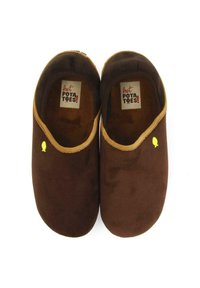 Zapatillas marrones de tela suave, tipo slipper, con un ribete marrón claro y un pequeño símbolo amarillo. Etiqueta interior visible.