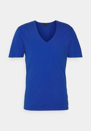 Blaue Baumwoll-T-Shirt mit V-Ausschnitt, kurzen Ärmeln und einer glatten Textur. Verfügt über einen klassischen Schnitt und keine sichtbaren Muster oder Verzierungen.