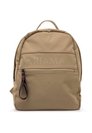 Mochila beige con bolsillo frontal con cremallera, un tirador de cremallera en forma de lazo oscuro y un asa superior, que muestra un tenue texto "MARIAMARE" en la parte delantera.