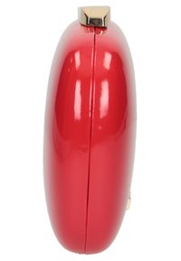 Pochette en cuir verni rouge de forme ovale, dotée d'un fermoir doré au sommet et d'une finition lisse et brillante.