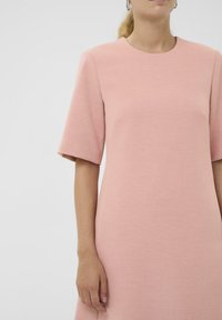 Rosa A-Linien-Kleid mit kurzen Ärmeln, rundem Ausschnitt und strukturierter Stoff. Verfügt über ein schlichtes Design ohne Verzierungen oder Muster.