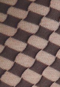 Tessuto lavorato a maglia con un motivo di strisce alternate marroni e beige chiaro, caratterizzato da una texture liscia e forme arrotondate nel design.