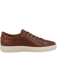 Brune lædersneakers med en blød tekstur, der har en rund tå, seks øjer og en kontrasterende hvid gummisål.