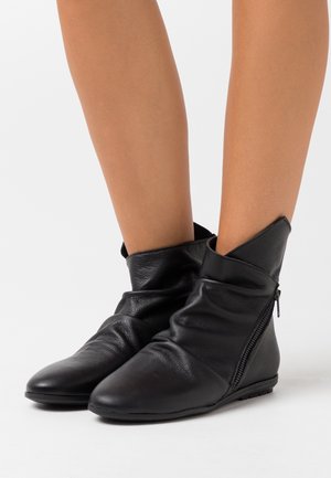 Mis Pepas, Bottines - black
