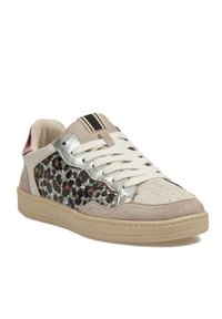 Zapatilla de diseño bajo hecha de ante beige con detalles plateados texturizados. Presenta un panel lateral de estampado de leopardo y cordones blancos.