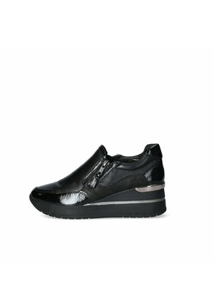 Sneakers a zeppa neri con textures lucide e opache, chiusura con zip laterale, tacco accentuato e suola in gomma per una buona aderenza.