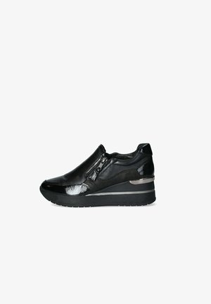 Sneakers a zeppa neri con textures lucide e opache, chiusura con zip laterale, tacco accentuato e suola in gomma per una buona aderenza.