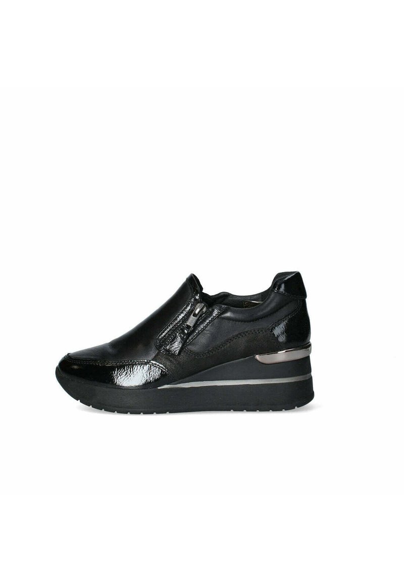 Sneakers a zeppa neri con textures lucide e opache, chiusura con zip laterale, tacco accentuato e suola in gomma per una buona aderenza.