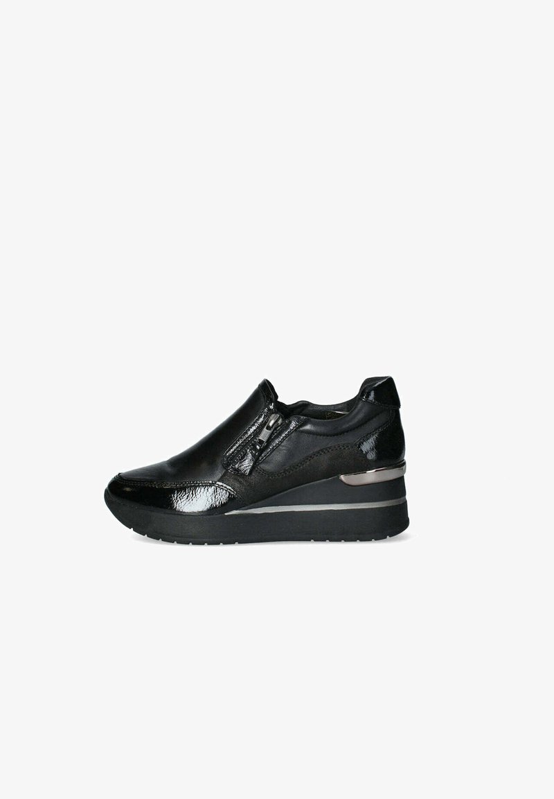 Sneakers a zeppa neri con textures lucide e opache, chiusura con zip laterale, tacco accentuato e suola in gomma per una buona aderenza.