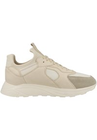 Zapatillas deportivas beiges con una combinación de texturas suaves y de ante, paneles de malla, puntera redondeada, cuello acolchado y suela plana de goma.