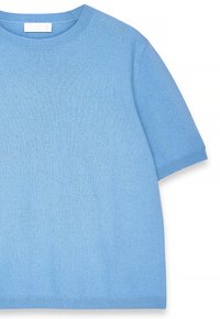 Gaiši zils īsā piedurkne adīts tops ar apaļu apkakli, teksturēta auduma ar gludu apdari, ar ribotām malām un aprocēm.