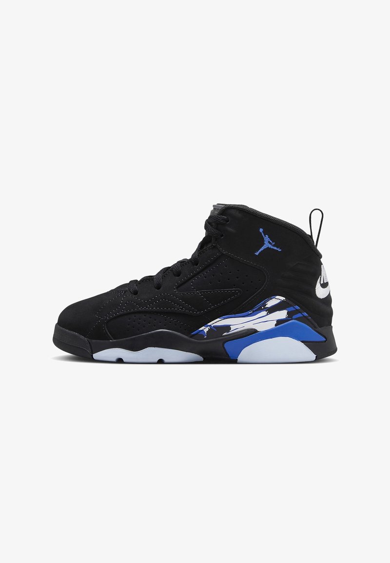 Basket montante noire avec des accents bleus et blancs, avec un logo Jumpman bleu et un swoosh Nike blanc sur le talon.