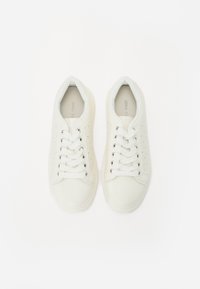 Hvite sneakers med en glatt lærtekstur, rund tå, perforerte sidelister og flate snørebånd. Enkelt design med gummisåle.