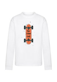 Hvid langærmet skjorte med et orange skateboardgrafik og teksten "Dette er, hvordan jeg ruller" i sort, med splatters detaljer rundt.