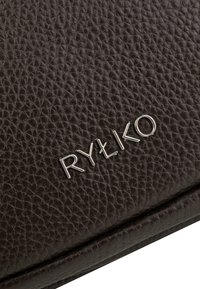 Rudas tekstūruotas odinis piniginė su sidabro atspauduotu logotipu "RYŁKO." Paviršius rodo mažų akmenukų raštą su subtiliu blizgesiu.