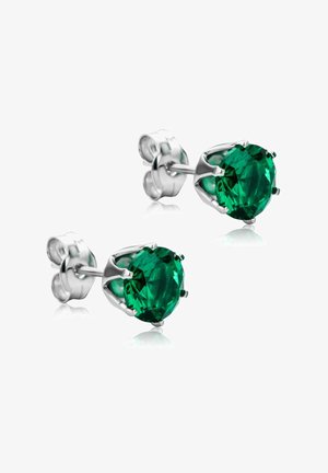 Srebrne kolczyki na sztyft z okrągłymi, fasetowanymi zielonymi kamieniami szlachetnymi zabezpieczone sześcioma pazurkami na białym tle.