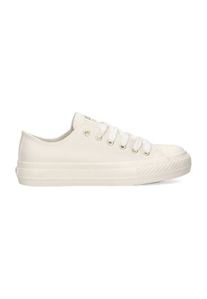 Zapatillas de lona blancas con cinco ojales, cordones blancos, punta de goma y suela texturizada. Diseño minimalista y forma aerodinámica.