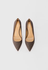 Chaussures à talons hauts à motif marron avec bout pointu, côtés ouverts et semelle intérieure beige lisse. Conçues avec une tige en matériau synthétique.