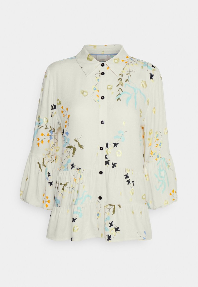 Blusa chiara a fantasia floreale con apertura frontale a bottoni, colletto e maniche svasate; presenta orlo arricciato e bottoni neri.