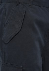 Marineblauwe cargo shorts met een zijzak, gemaakt van zachte stof, met dubbel stiksel en een relaxte pasvorm. Duurzaam en praktisch ontwerp.