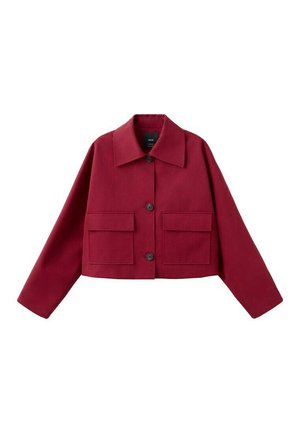 Veste courte rouge foncé avec large col, fermeture boutonnée devant et deux grandes poches à rabat à l'avant, présentée sur un fond blanc.