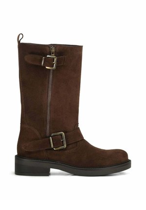 Botte mi-mollet en daim marron avec fermeture éclair latérale, deux sangles réglables à boucle métallique, bout arrondi et petit talon empilé.