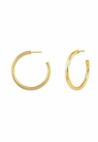 Pendientes de aro de oro con una superficie lisa y brillante. Presentan un diseño curvado, forma de círculo abierto y una construcción ligera.